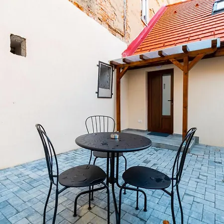 Hanna - Belle In The Heart Of The Old Town Apartment